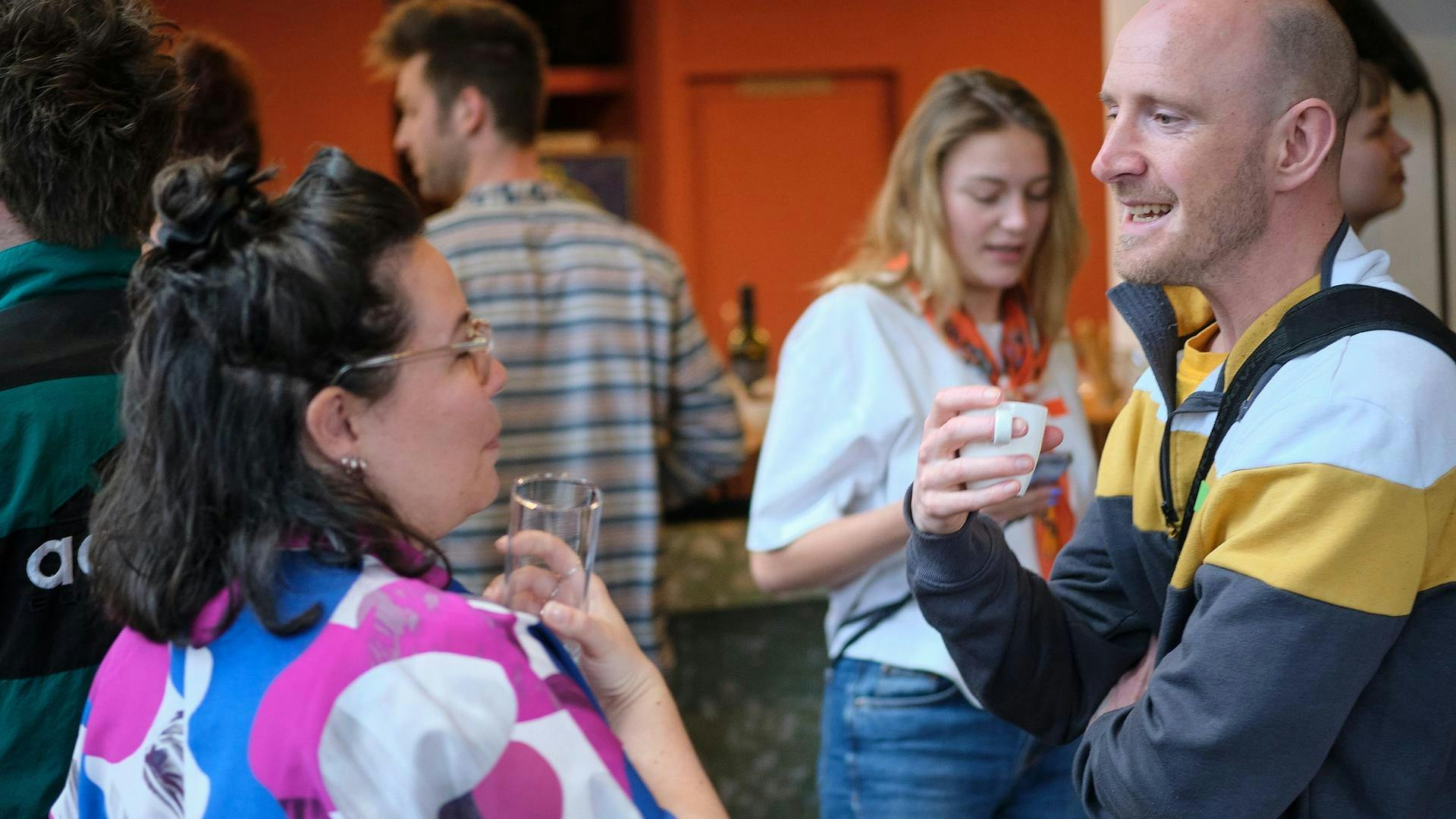 Foto van mensen tijdens een borrel